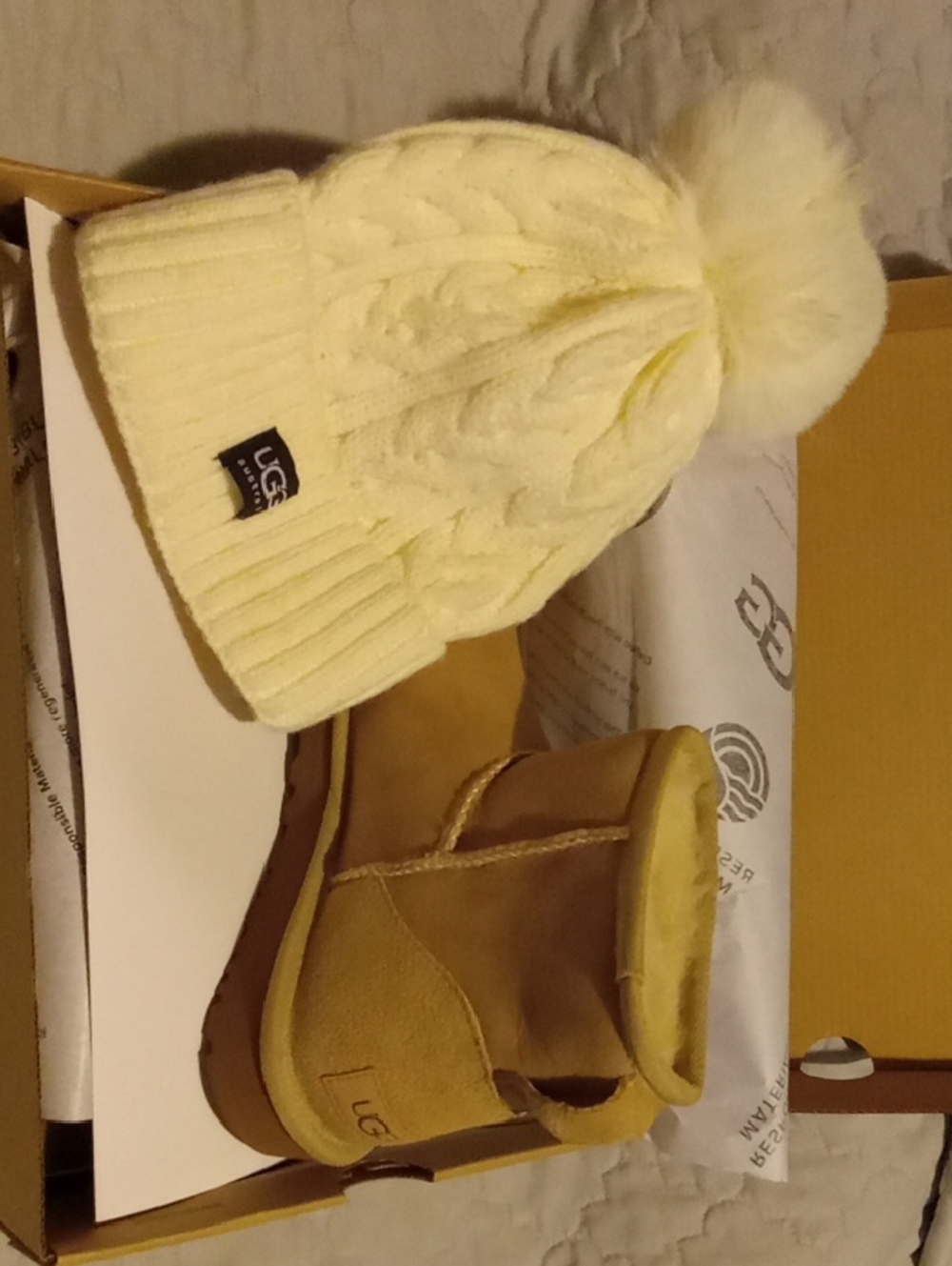 Ugg womens size 6 boots & beanie!! - Picture 4 of 6